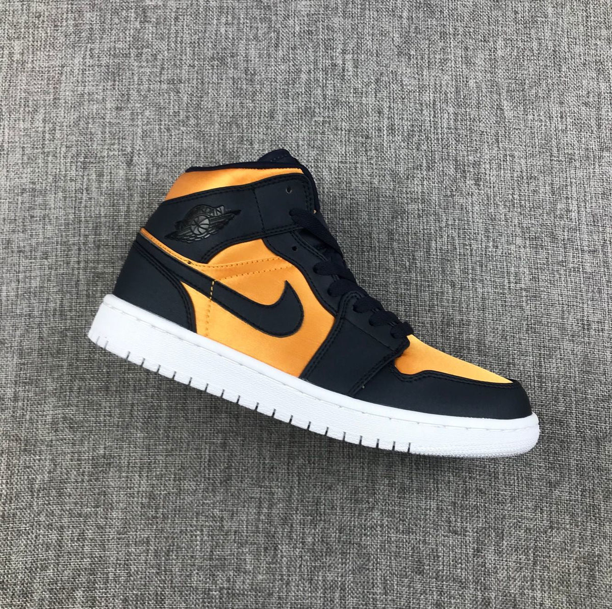 Jordan 1 Mid SE Black Gold Sneakers 852542-401